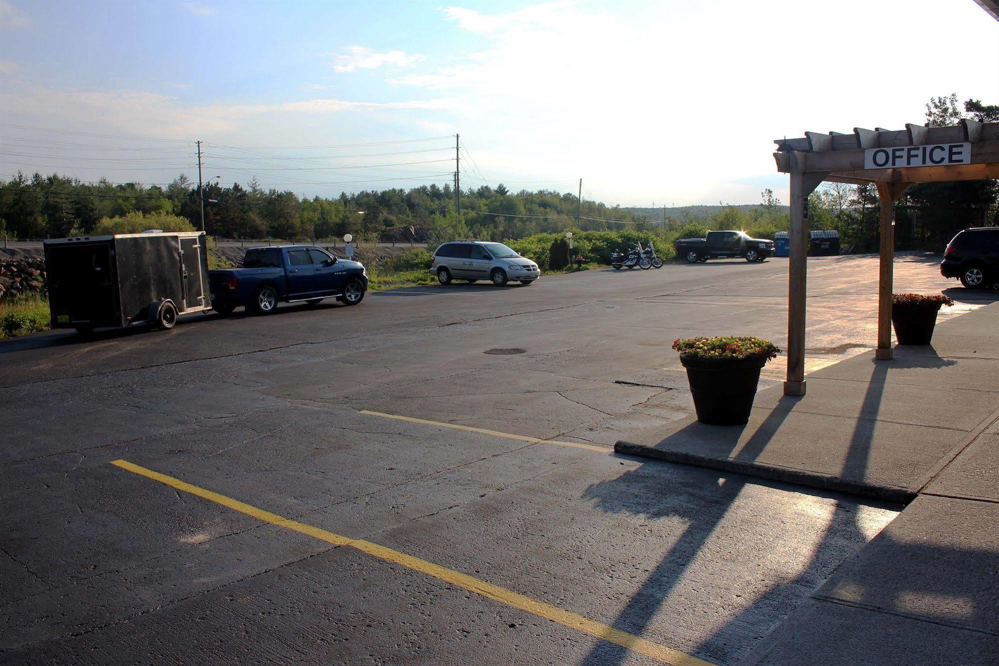 Moonlight Inn And Suites Sudbury Kültér fotó